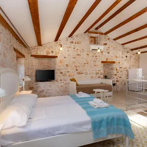  Apartment Deamicis By Irundo